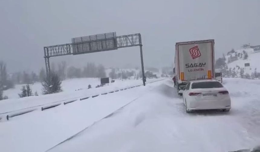 Yoğun karda tırlar rampayı çıkamadı
