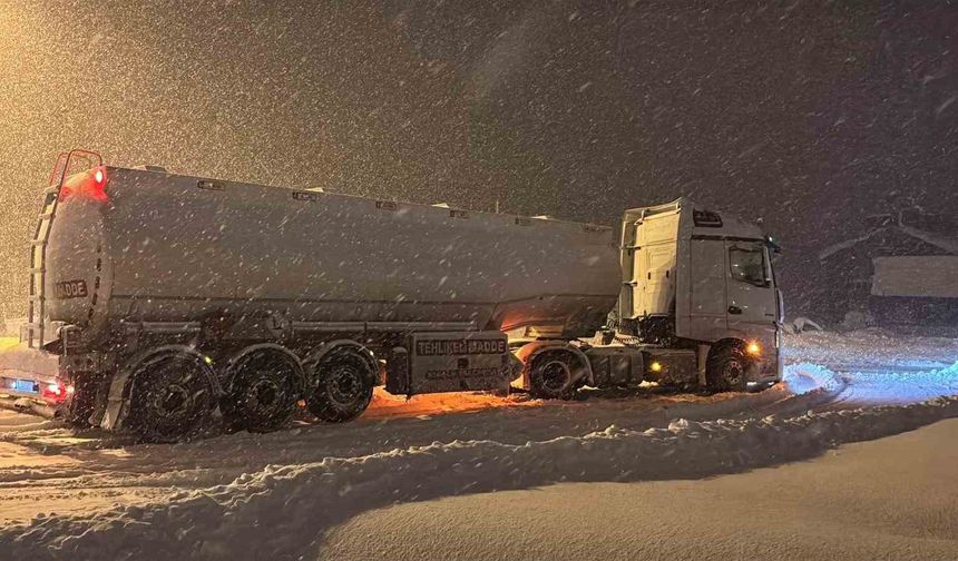 Bolu Dağı ağır tonajlı araçların geçişine kapatıldı: Kar kalınlığı 40 santimetreyi geçti