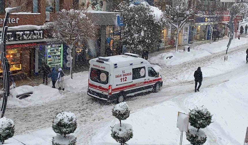 Bolu'da bir ambulansın karla imtihanı kamerada