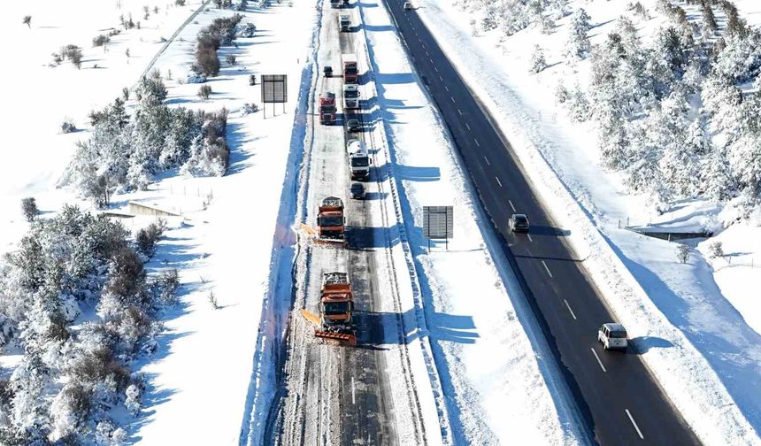 Bolu'da kar yağışının esir aldığı Gerede-Samsun yolu havada görüntülendi: Yol trafiğe açık