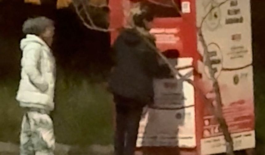 Giysi kumbarasından kıyafet çaldılar