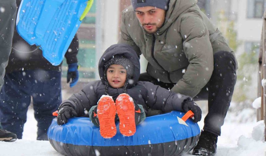 Kar yağışının tadını çocuklar çıkardı: Parklar kayak pistine döndü