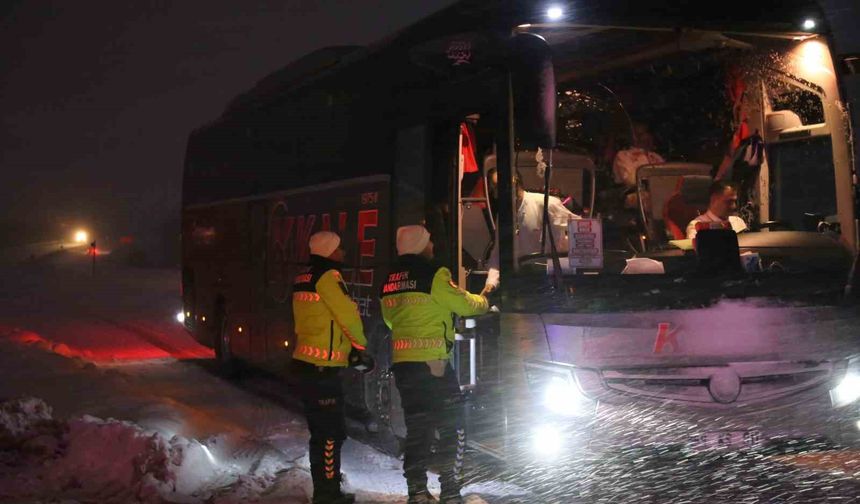 Kastamonu'da yoğun kar yağışı: Ağır tonajlı araçların geçişine izin verilmiyor
