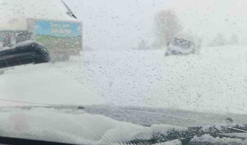 Kastamonu'da yoldan çıkan yolcu otobüsü kara saplandı