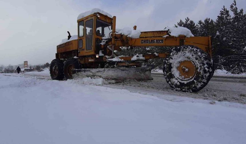 Kendi greyderiyle karla mücadeleye destek veriyor