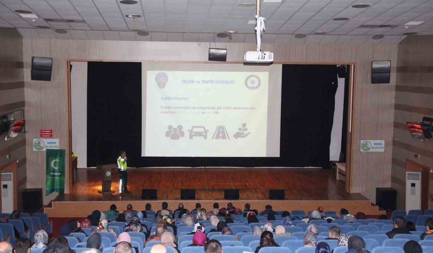 Polis ekipleri vatandaşları ve öğrencileri bilgilendirdi
