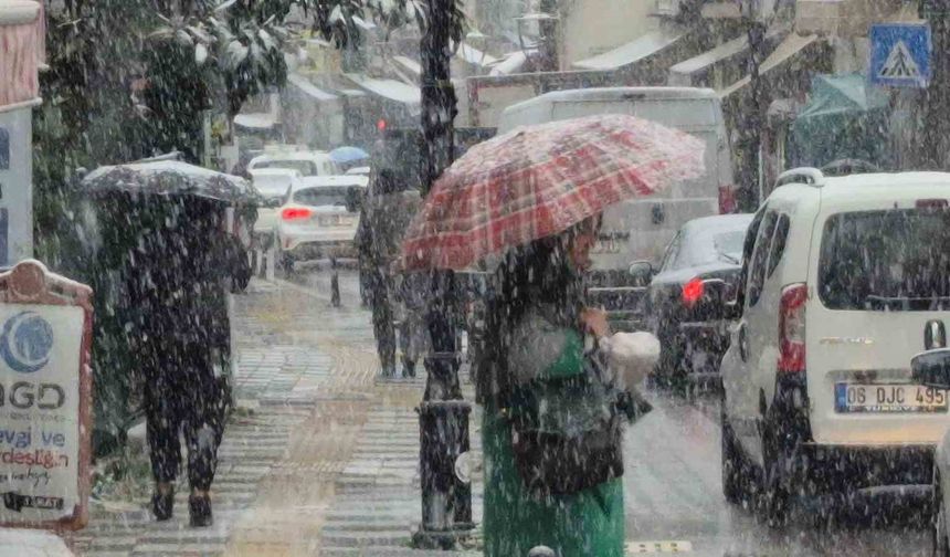 Yılın son kar yağışı 5 dakikada kenti beyaza bürüdü