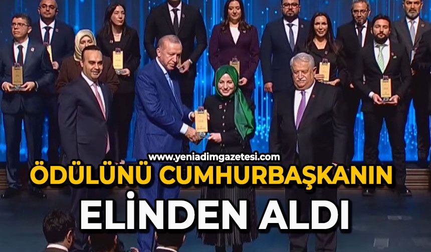 Ödülünü Cumhurbaşkanın elinden aldı