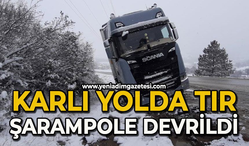 Karlı yolda, tır şarampole devrildi