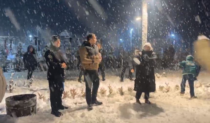 Protokol vatandaşlarla kartopu oynadı