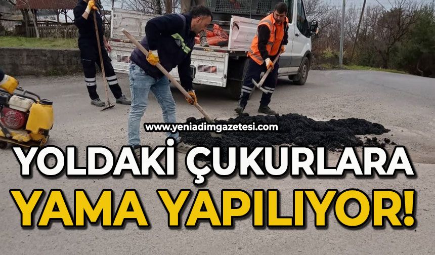 Yoldaki çukurlara yama yapılıyor
