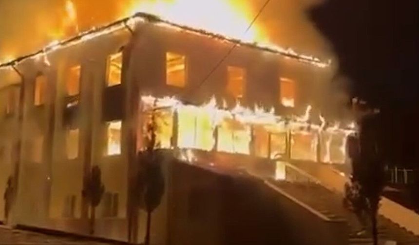 Cami alev alev yandı