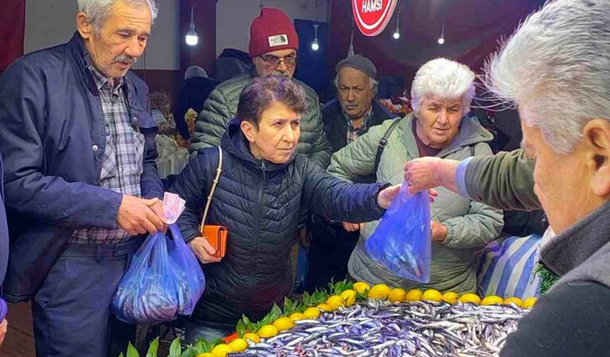 Bolu'da balık tezgahlarında hamsi bolluğu