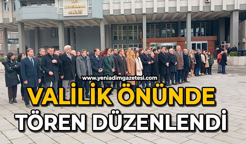 Valilik önünde tören düzenlendi