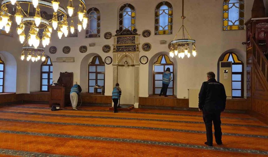 Camiler kadın hükümlüler tarafından temizleniyor