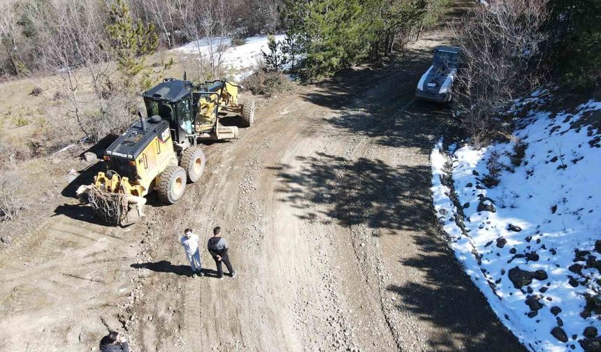 Kışın hasar gören köy yollarında onarım mesaisi
