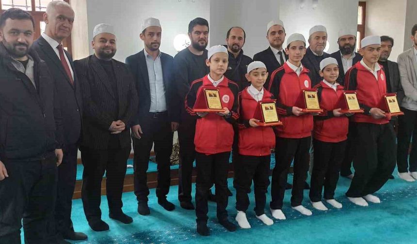 Küçük hafızlar plaket ile ödüllendirildiler