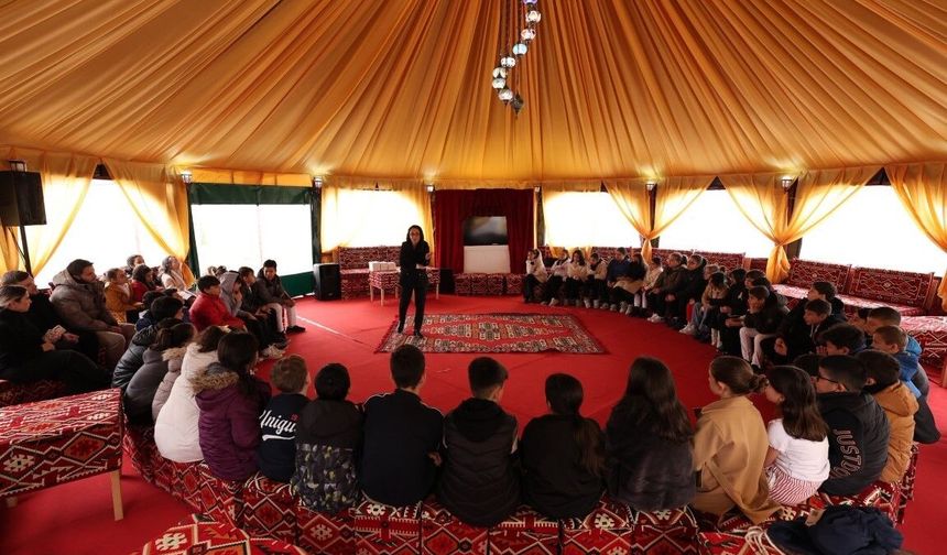 Otağ çadırında minik kitapseverler için imza günü