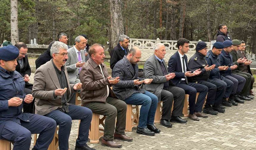 Şehit Hava Pilot Teğmen Yavuz Eracar kabri başında anıldı