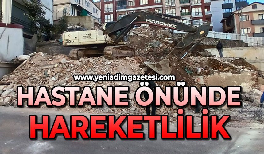 Hastane önünde hareketlilik