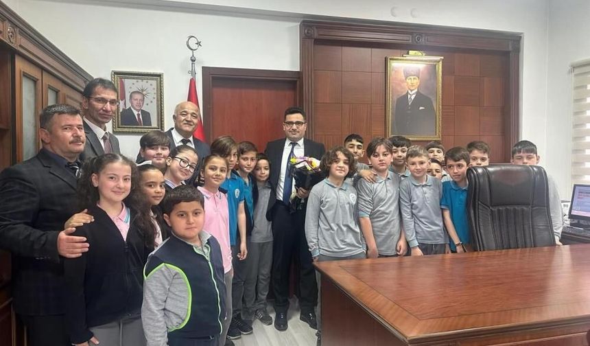 Miniklerden Kaymakam Köksal'a 23 Nisan ziyareti