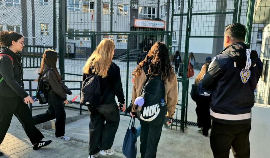 Polis okul önlerinde kuş uçurtmuyor