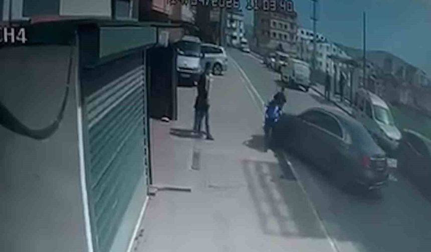 Çocuğunu tehdit ettiğini iddia ettiği motosikletliye otomobiliyle çarptı
