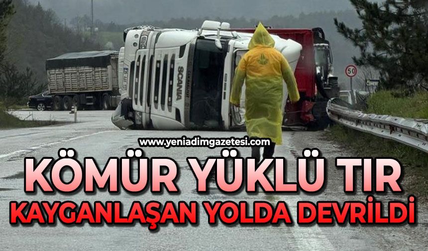 Kömür yüklü tır devrildi