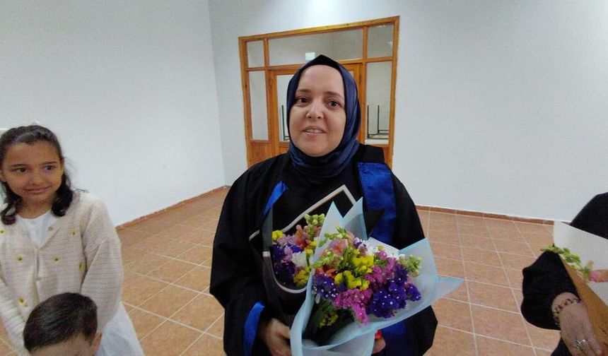 3 çocuk annesi kadın üniversiteyi okul birincisi olarak bitirdi