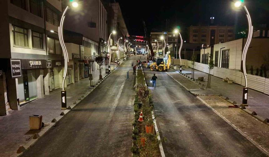 Caddeler gece mesaisiyle yenileniyor