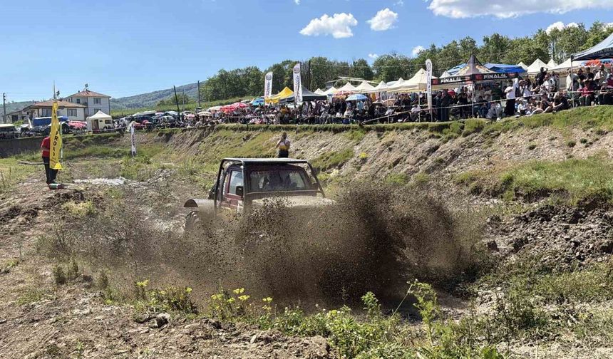 Düzce'de Off-Road festivali nefes kesti: 60 araç zorlu parkurda yarıştı