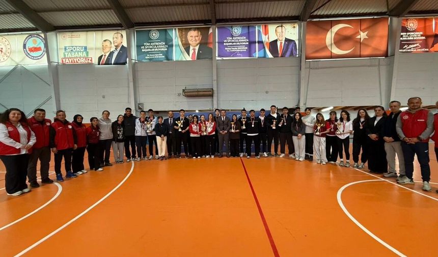 Madalyalar Kaymakam Uzan'dan
