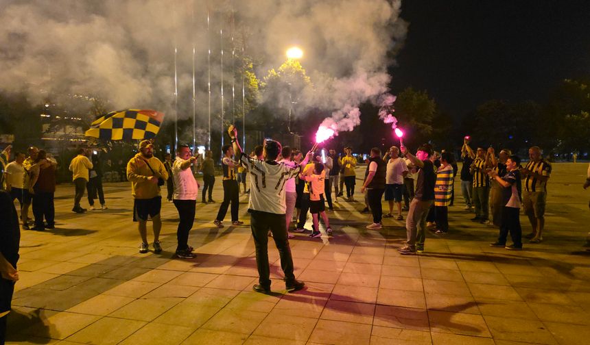 Düzce'de Fenerbahçe Başkanı Aziz Yıldırım sevinci