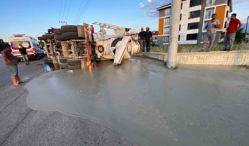 Bolu'da beton mikseri devrildi: 1 yaralı