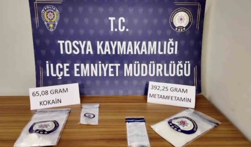 Durdurulan araçtan uyuşturucu çıktı: 2 tutuklama