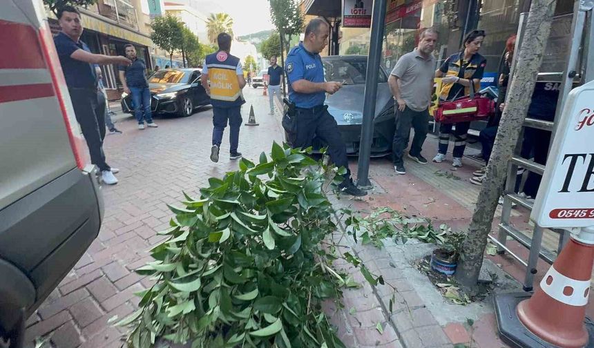 Fren yerine gaza bastı