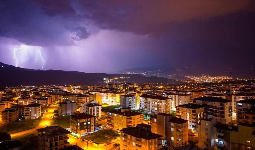 Geceyi aydınlatan şimşekler görsel şölen sundu
