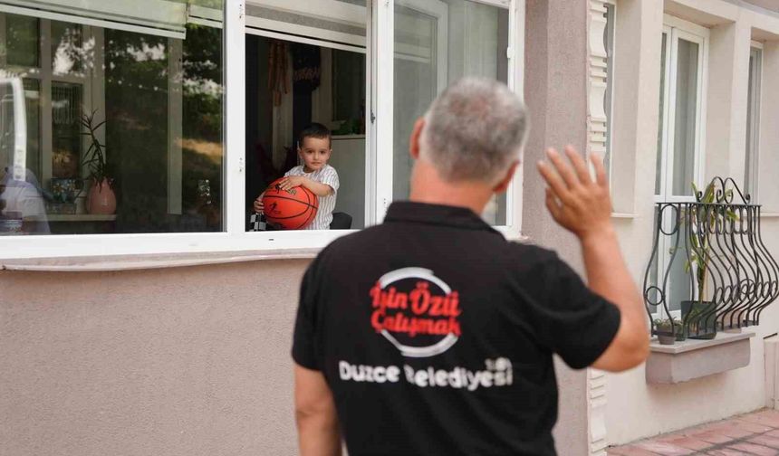 Her gün heyecanla çöp kamyonlarının yolunu gözleyen minik Ahmed'e işçilerden sürpriz ziyaret