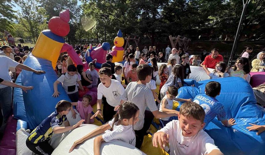 Karnesini alan çocuklar yılın stresini şenlikte attı