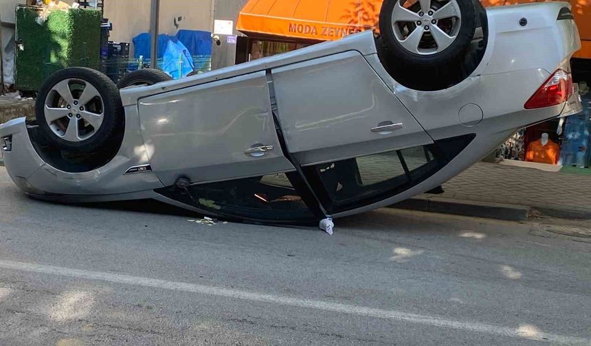 Park halindeki cipe çarpan otomobil takla attı: 1 yaralı