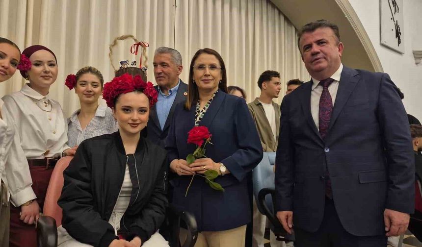Sepet şeklinde tasarlanan insan saçında çikolata ikramı