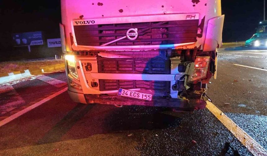 Tırın çarptığı otomobil kağıt gibi ezildi: 3 yaralı