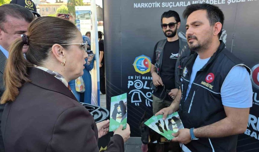 Vali çocuklarla çizgi film izledi, dijital bağımlılığa karşı uyardı