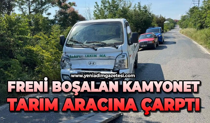 Freni boşalan kamyonet tarım aracına çarptı