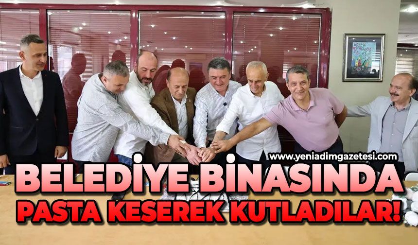 Belediye binasında pasta keserek kutladılar!