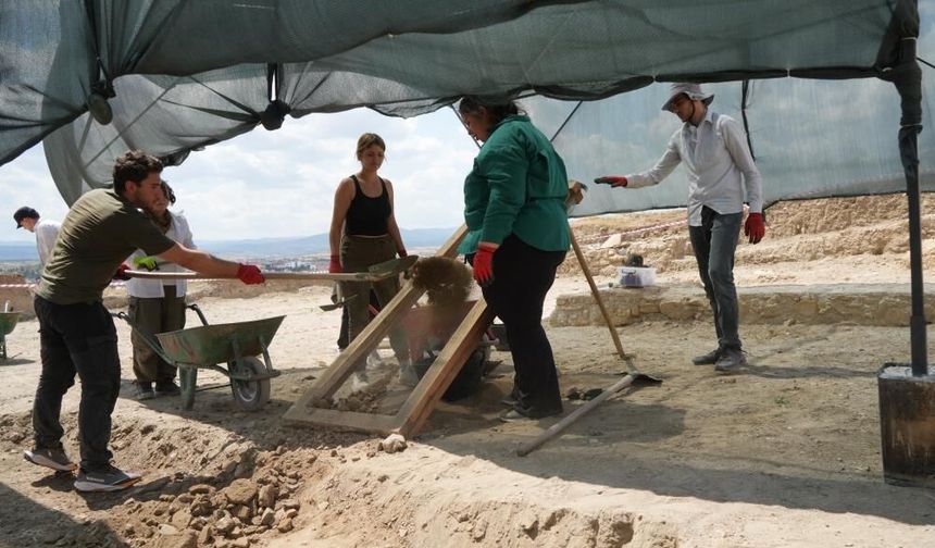 Anadolu'nun en büyük 3 Roma villasından biri olan bin 800 yıllık villadaki mozaikler kurtarılıyor