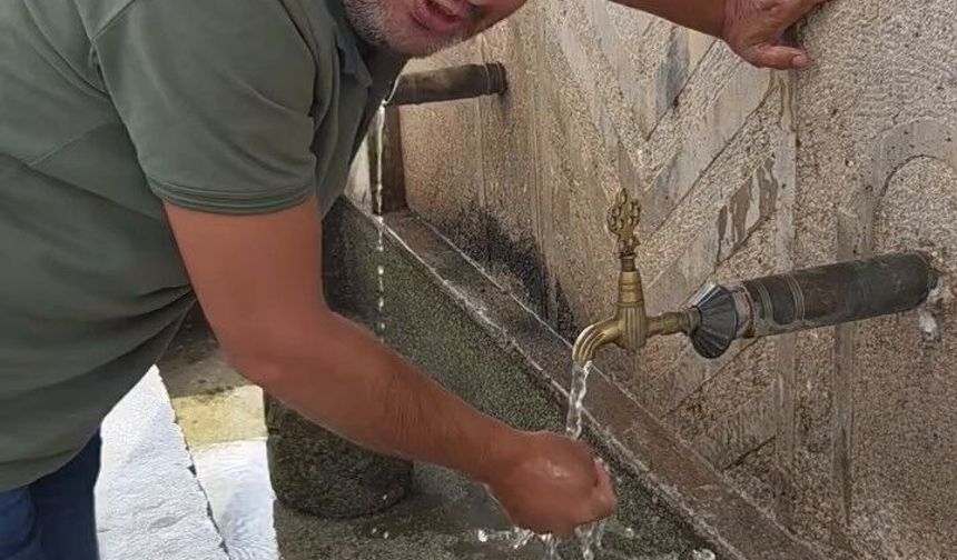 Duyarlı vatandaş, hayvanların su içtiği yosunlu çeşmeyi temizledi