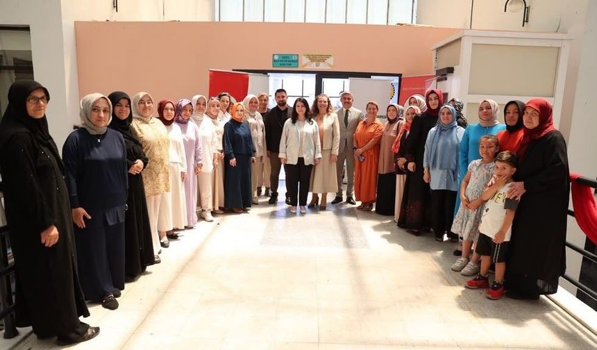 Kadın Emeği Merkezi'nde yıl sonu sergisi açıldı