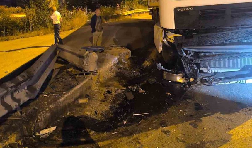 Kontrolden çıkan tır bariyerlere çarptı