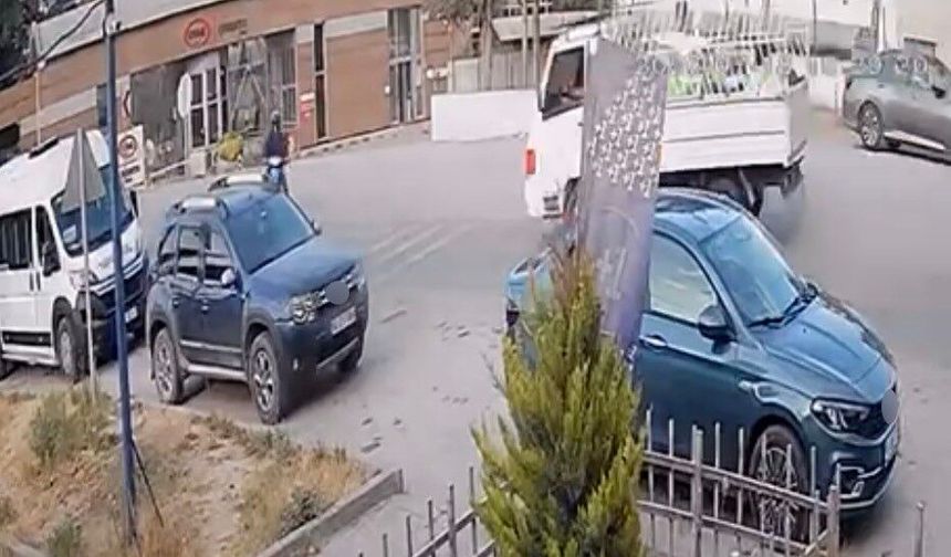 Motosiklet ile kamyonet kafa kafaya çarpıştı